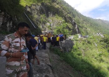 रुद्रप्रयाग के घोलतीर क्षेत्रान्तर्गत एक बस हुई दुर्घटनाग्रस्त