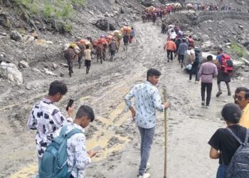 केदारनाथ धाम की ओर जाने वाला मार्ग सोनप्रयाग व गौरीकुण्ड के मध्य 02 जगहों पर निरन्तर हो रहा अवरुद्ध