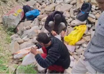 “ऑपरेशन लगाम” के तहत रुद्रप्रयाग पुलिस ने चेकिंग के दौरान तीन नेपालियों के कब्जे से बरामद किया 30 कि.ग्रा. मांस (चिकन)