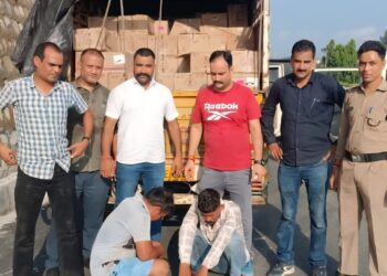 वोटर्स को लुभाने के लिए ले जाई जा रही थी शराब,पुलिस ने की बरामद, तीन आरोपी गिरफ्तार