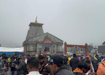 सावन के पहले सोमवार पर केदारनाथ धाम में उमड़ी भक्तों की भारी भीड़,लगातार हो रही बारिश के बाद भारी संख्या में पहुंच रहे हैं भक्त बाबा के धाम, सुबह से ही दर्शनों के लिए लंबी कतारों में लगे हैं भक्त