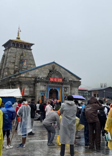 सावन के पहले सोमवार पर केदारनाथ धाम में उमड़ी भक्तों की भारी भीड़,लगातार हो रही बारिश के बाद भारी संख्या में पहुंच रहे हैं भक्त बाबा के धाम, सुबह से ही दर्शनों के लिए लंबी कतारों में लगे हैं भक्त