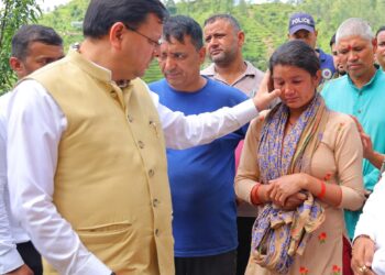मुख्यमंत्री धामी ने प्रभावितों के बीच पहुंचकर पोछे आंसू,मुख्यमंत्री ने आपदा प्रभावित स्थानीय लोगों से मिलकर हर संभव सहायता का दिया आश्वासन।