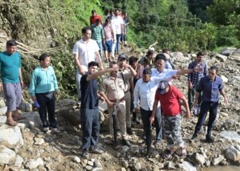 कई किमी पैदल चलकर जिलाधिकारी व पुलिस अधीक्षक पहुंचे बादल फटने से प्रभावित क्षेत्र ताल जामण