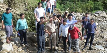 कई किमी पैदल चलकर जिलाधिकारी व पुलिस अधीक्षक पहुंचे बादल फटने से प्रभावित क्षेत्र ताल जामण