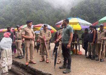 केदारनाथ धाम द्वितीय चरण की यात्रा को सकुशल सम्पन्न कराने को तैयार रुद्रप्रयाग पुलिस,एसपी रुद्रप्रयाग अक्षय कोंडे ने केदारनाथ तक पैदल भ्रमण कर यात्रा व्यवस्थाओं का लिया जायजा
