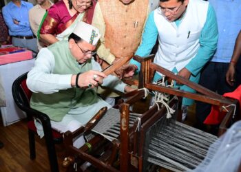 मुख्यमंत्री धामी ने 11लोगों को उत्तराखंड शिल्प रत्न पुरस्कार से किया सम्मानित