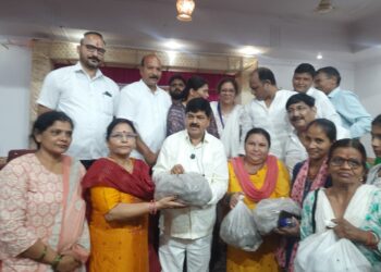 समलौण कार्यक्रम में बंटा राठ का आलू,महिला कांग्रेस श्रीनगर ने 800 महिलाओं को 65 कुंतल पहाड़ी आलू दिया भेंट