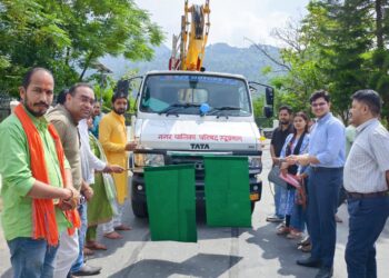नगरपालिका रुद्रप्रयाग को मिला नया स्काईलिफ्टर वाहन,जिलाधिकारी एवं नगरपालिका अध्यक्ष ने हरी झंडी दिखाकर किया शुभारंभ