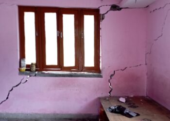 श्रीनगर की टीचर्स कालोनी की मकानों में पड़ी दरारें,प्रभावित अपने आशियानों को छोड़ किराए के कमरों में रहने लगे