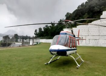 बद्रीनाथ धाम से लौट रहा हेलीकॉप्टर कोहरे से रास्ता भटका,पायलट ने मसूरी स्कूल ग्राउंड में की आपात लैंडिंग