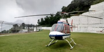 बद्रीनाथ धाम से लौट रहा हेलीकॉप्टर कोहरे से रास्ता भटका,पायलट ने मसूरी स्कूल ग्राउंड में की आपात लैंडिंग