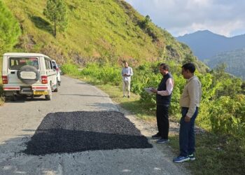 तेजी के साथ किया जा रहा सड़कों को गड्डा मुक्त, रुद्रप्रयाग जिले के लिंक मार्गो को लोक निर्माण विभाग कर रहा दुरुस्त, मुख्य अभियंता पैच भरने के कार्यों का कर रहे निरीक्षण
