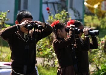 पर्यटक़ स्थल खिर्सू में स्कूली बच्चों ने लिया बर्ड वाचिंग का आनंद