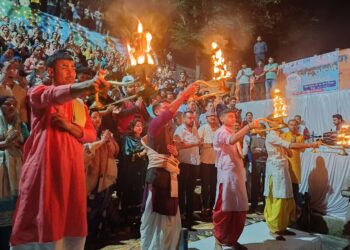 माँ गंगा की जयकारों से गूंजा अलकनंदा तट,बैकुंठ चतुर्दशी मेले के सफल आयोजन के लिए गंगा आरती संपन्न, मेयर आरती भंडारी ने माँ अलकनंदा से मांगा आशीर्वाद