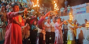 माँ गंगा की जयकारों से गूंजा अलकनंदा तट,बैकुंठ चतुर्दशी मेले के सफल आयोजन के लिए गंगा आरती संपन्न, मेयर आरती भंडारी ने माँ अलकनंदा से मांगा आशीर्वाद