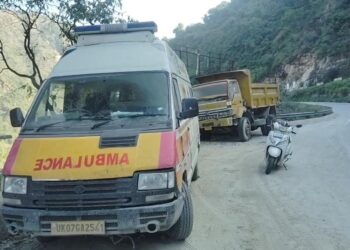 महिला ने खराब एंबुलेंस में दिया बच्चे को जन्म,अस्पताल ले जा रही एंबुलेंस रास्ते में हुई खराब, स्वास्थ्य सेवाओं पर उठे सवाल,रानीगढ़ और धनपुर पट्टी में आज भी स्वास्थ्य सेवाओं के बुरे हाल