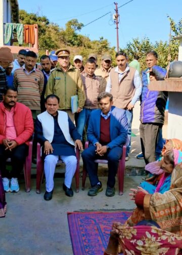 कैबिनेट मंत्री डॉ धन सिंह ने कोटी गांव पहुंचकर जाना पीड़ित परिवार का हाल