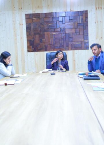 जंगली जानवरों की बढ़ती सक्रियता पर डीएम पौड़ी ने ली समीक्षा बैठक, सुरक्षा उपायों को और मजबूत करने के निर्देश दिये