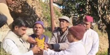 स्व दिवाकर भट्ट की प्रतिमा स्थापना के लिए सुपार गांव की मिट्टी की गई एकत्र