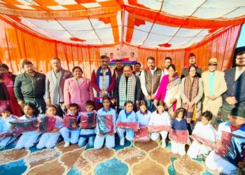 बच्चों के एक हाथ में गीता और एक हाथ में कंप्यूटर होगा – डॉ. धन सिंह रावत