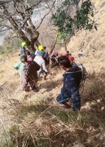 रामपुर न्यालसू जंगल में घास काटने गई महिला की पहाड़ी से फिसलकर मौत, SDRF ने बरामद किया शव