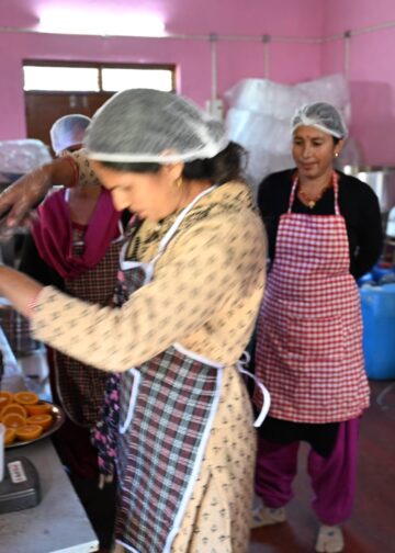 मक्कूमठ में महिला सशक्तिकरण की नई कहानी, ग्रोथ सेंटर से बदली आजीविका