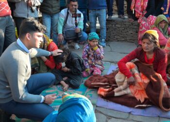 सिंद्रवाणी में गुलदार के हमले से मृतक बच्चे के परिजनों से जिलाधिकारी ने की भेंट