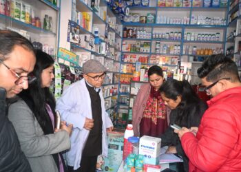औचक निरीक्षण में मेडिकल स्टोर्स व खाद्य प्रतिष्ठानों की जांच, एक्सपायरी दवाओं और अमानक खाद्य सामग्री पर कड़ी नजर