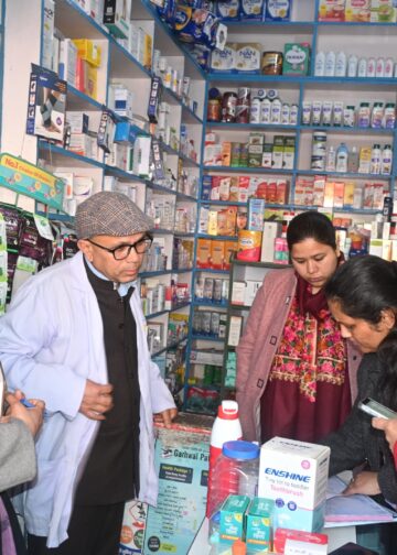 औचक निरीक्षण में मेडिकल स्टोर्स व खाद्य प्रतिष्ठानों की जांच, एक्सपायरी दवाओं और अमानक खाद्य सामग्री पर कड़ी नजर