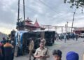 बड़ी ख़बर कुमाऊं से,सड़क पर पलटी बस,ओवरटेक बताया जा रहा कारण