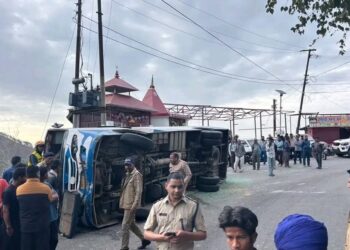 बड़ी ख़बर कुमाऊं से,सड़क पर पलटी बस,ओवरटेक बताया जा रहा कारण