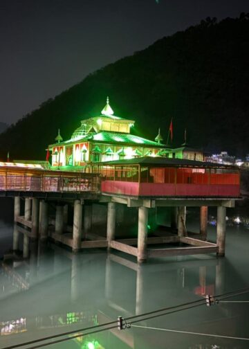 चारधाम यात्रा से पहले जगमगाया धारी देवी मंदिर, रंग-बिरंगी रोशनी में निखरा आस्था का धाम