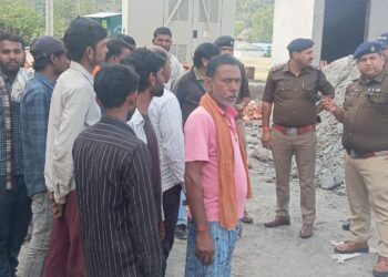 सत्यापन न कराने पर श्रीनगर पुलिस की कार्रवाई, 99 चालान काटे