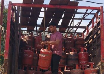 घरेलू गैस सिलेंडरों की कालाबाजारी पर कार्रवाई, 9 भरे सिलेंडर वाहन में मिले