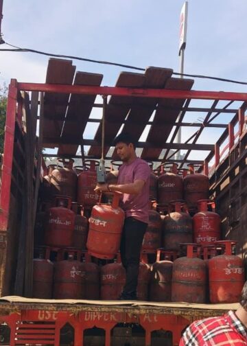 घरेलू गैस सिलेंडरों की कालाबाजारी पर कार्रवाई, 9 भरे सिलेंडर वाहन में मिले
