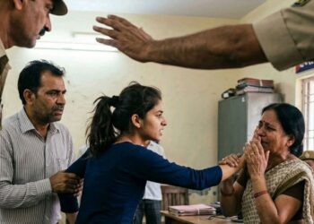 अजब गजब :प्यार में अंधी हुई बत्तमीज लड़की। अपनी उम्र से दोगुने टेलर के प्यार के चक्कर में अपनी ही मां पर मार दिया थप्पड़