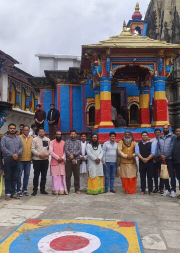 पंचकेदार गद्दी स्थल श्री ओंकारेश्वर मंदिर उखीमठ में डीएम रुद्रप्रयाग ने किए दर्शन,यात्रा व्यवस्थाओं पर की चर्चा