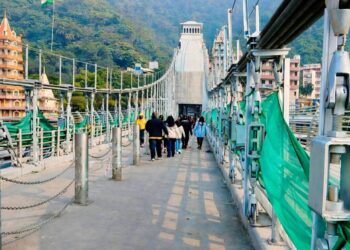 बजरंग सेतु के कांच पर असामाजिक तत्वों ने पहुंचाई क्षति