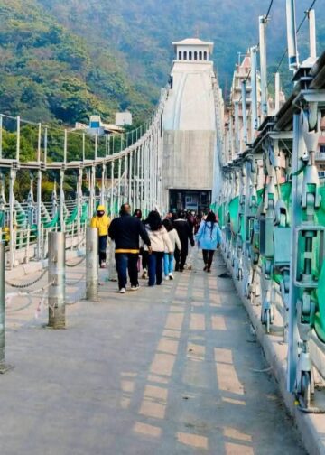 बजरंग सेतु के कांच पर असामाजिक तत्वों ने पहुंचाई क्षति