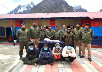 केदारनाथ में श्रद्धालुओं के कीमती सामान पर हाथ साफ कर बद्रीनाथ में डाका डालने की फिराक में था अंतर्राज्यीय गिरोह;चमोली पुलिस ने घेराबंदी कर दबोचे 4 शातिर टप्पेबाज, कब्जे से 14 लाख के iPhone और Samsung S24 Ultra सहित 13 महंगे फोन बरामद