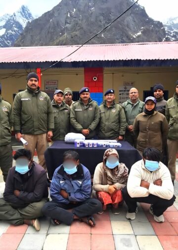 केदारनाथ में श्रद्धालुओं के कीमती सामान पर हाथ साफ कर बद्रीनाथ में डाका डालने की फिराक में था अंतर्राज्यीय गिरोह;चमोली पुलिस ने घेराबंदी कर दबोचे 4 शातिर टप्पेबाज, कब्जे से 14 लाख के iPhone और Samsung S24 Ultra सहित 13 महंगे फोन बरामद