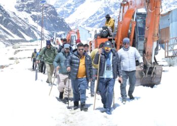 केदारनाथ यात्रा तैयारियों का डीएम और एसपी ने लिया जायजा,धाम में व्यवस्थाओं को दिया जा रहा अंतिम रूप,बर्फ हटाने का कार्य जारी, बड़ी संख्या में श्रमिक तैनात,सुरक्षा व्यवस्था के भी पुख्ता इंतजाम