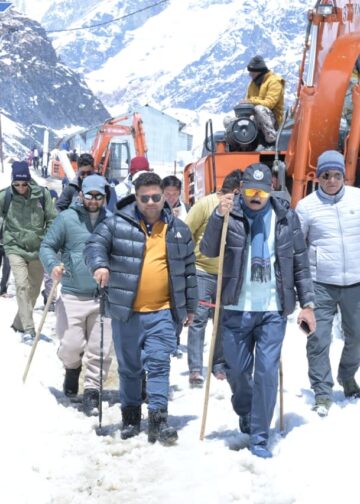 केदारनाथ यात्रा तैयारियों का डीएम और एसपी ने लिया जायजा,धाम में व्यवस्थाओं को दिया जा रहा अंतिम रूप,बर्फ हटाने का कार्य जारी, बड़ी संख्या में श्रमिक तैनात,सुरक्षा व्यवस्था के भी पुख्ता इंतजाम