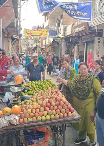 श्रीनगर में अतिक्रमण पर बड़ा एक्शन, मेयर आरती भंडारी ने संभाली कमान,20 से अधिक ठेलियां जब्त