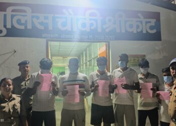 राष्ट्रीय राजमार्ग पर शराब पीते मिले 6 लोग, पुलिस ने की कार्रवाई