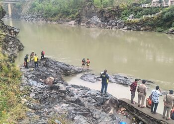 सुबह-सुबह कीर्तिनगर पुल से महिला ने लगाई अलकनंदा नदी में छलांग, रेस्क्यू जारी