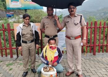 सोनप्रयाग में आबकारी विभाग की बड़ी कार्रवाई, 26 हाफ अंग्रेजी शराब के साथ आरोपी गिरफ्तार