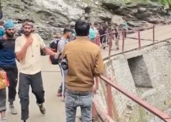 श्री केदारनाथ धाम पैदल मार्ग के जंगलचट्टी क्षेत्र में घोड़ा संचालकों के बीच हुए विवाद का वीडियो सोशल मीडिया पर प्रसारित, पुलिस कर रही मामले की तस्दीक