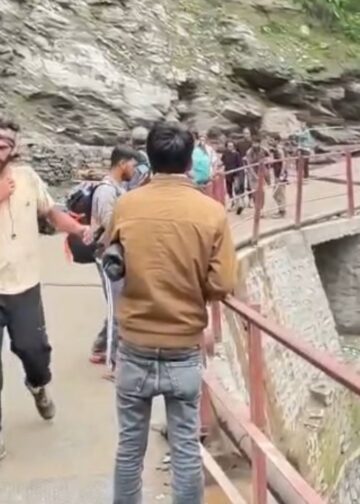 श्री केदारनाथ धाम पैदल मार्ग के जंगलचट्टी क्षेत्र में घोड़ा संचालकों के बीच हुए विवाद का वीडियो सोशल मीडिया पर प्रसारित, पुलिस कर रही मामले की तस्दीक